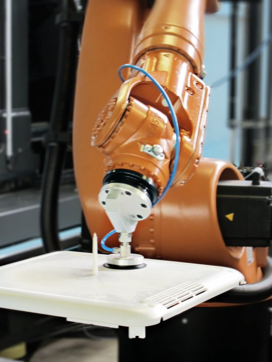 Robotergestützte Fertigung von Kunststoffformteilen